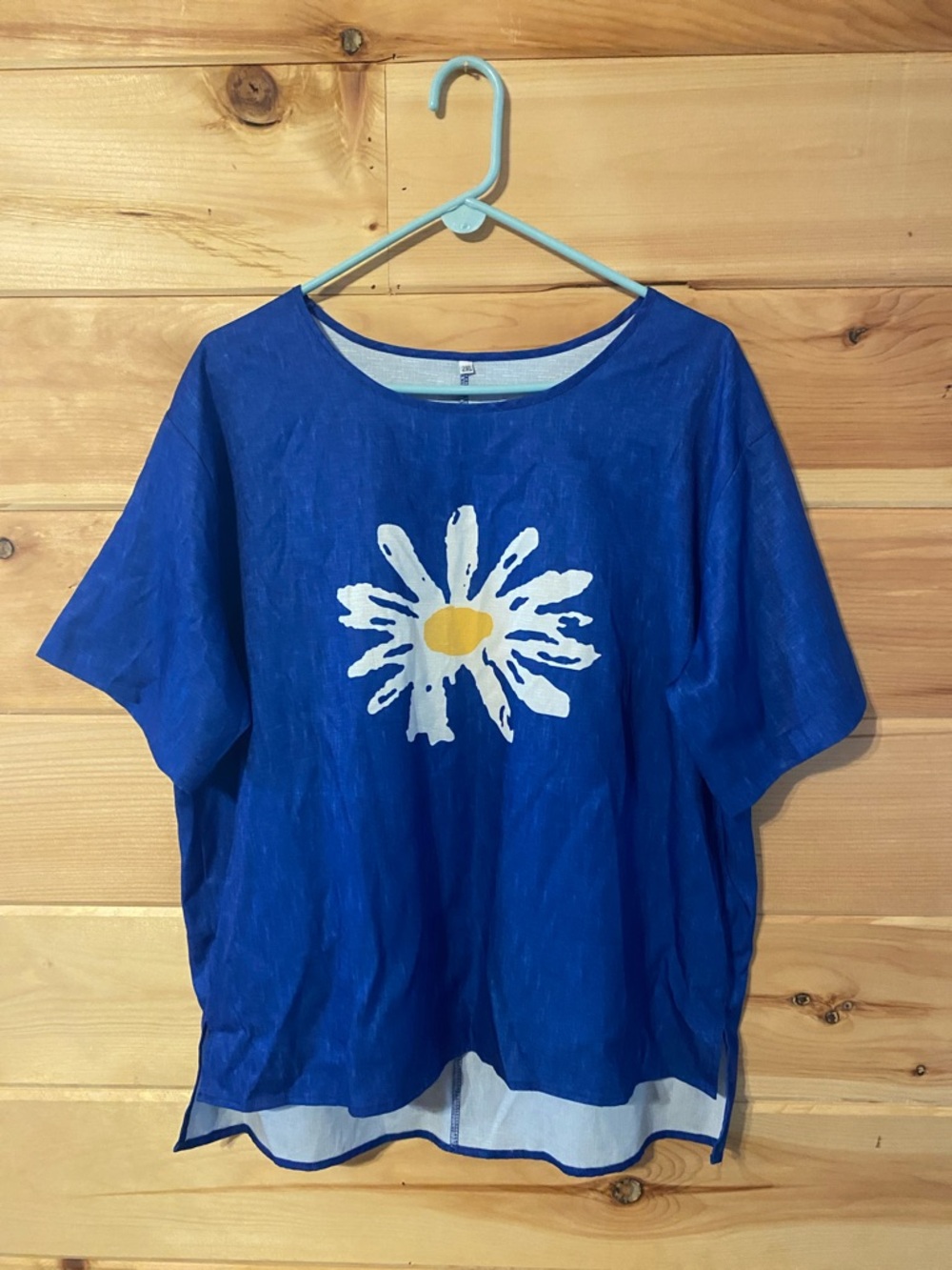 2XL-$10-Women's Blue Short-Sleeve Tee with White & Yellow Daisy Graphic